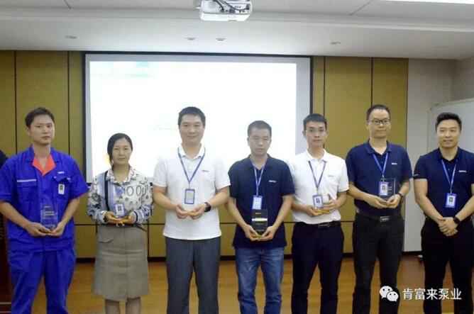 半岛网页版页面-半岛online(中国)陈迪总经理为突出贡献团队代表颁奖